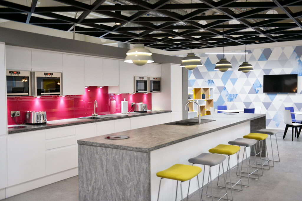 Kitchen office design with magenta backsplash 